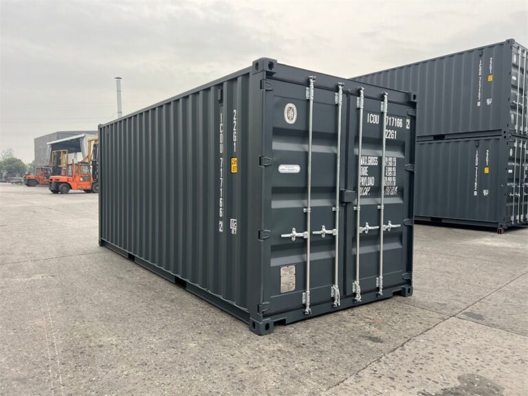 Neuwertiger 20-Fuß-Dry-Van-Container im Depot