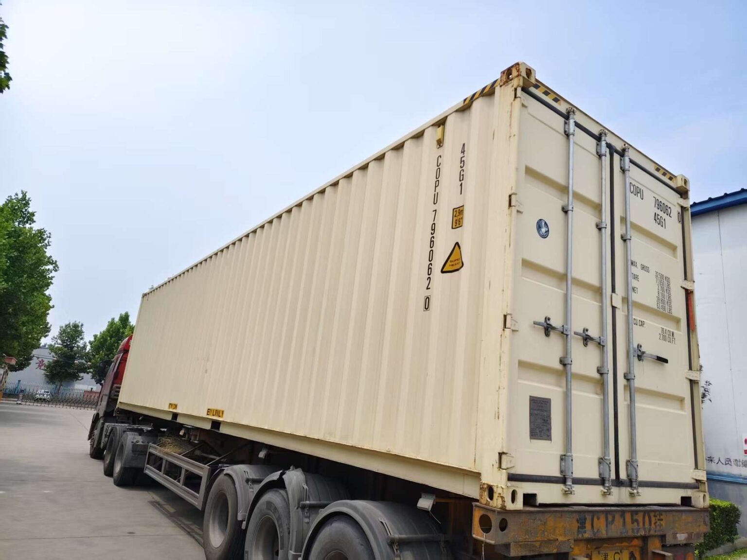 40-Fuß-Container auf einem Sattelauflieger während des Transports