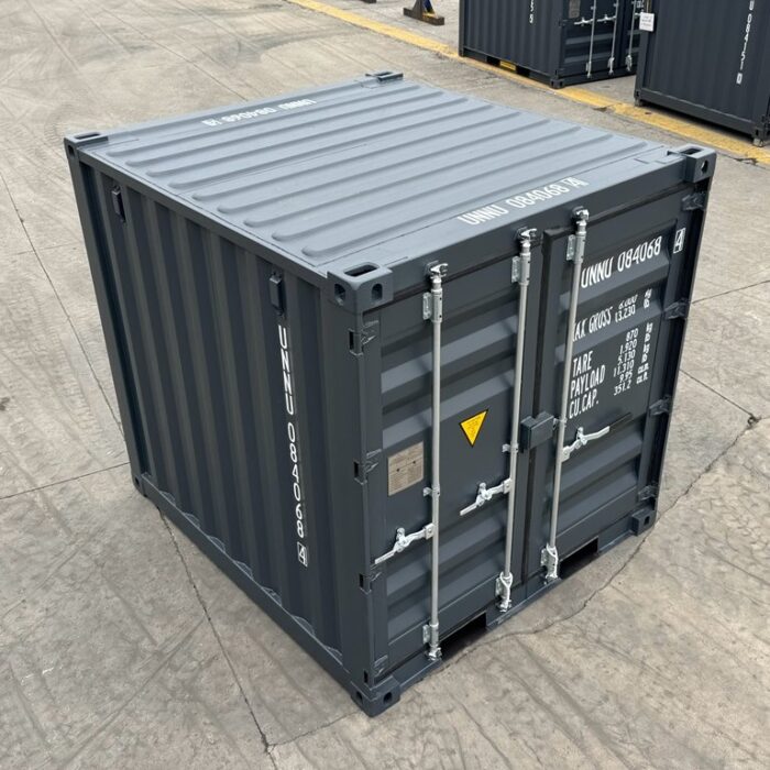 8-Fuß-Container in Anthrazit, Schrägansicht auf Türseite und Längsseite