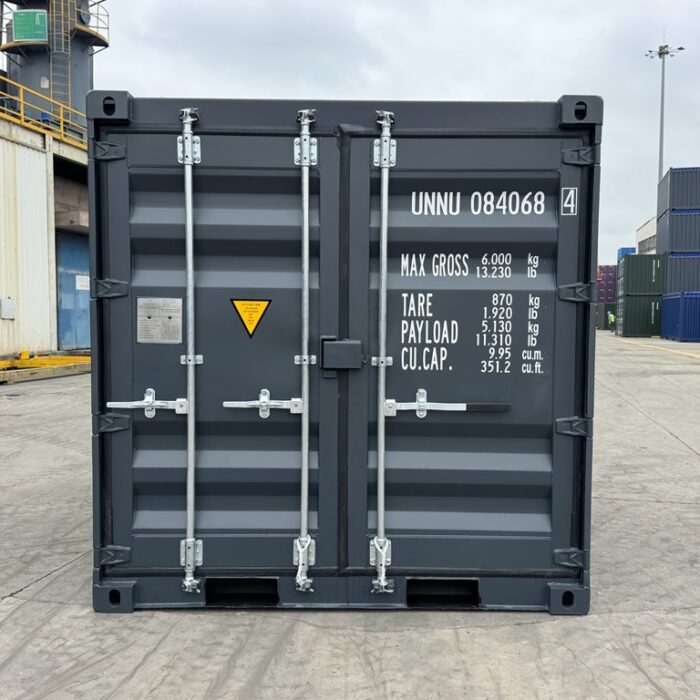 8-Fuß-Container von vorn mit geschlossener Doppeltür und Verriegelungsstangen