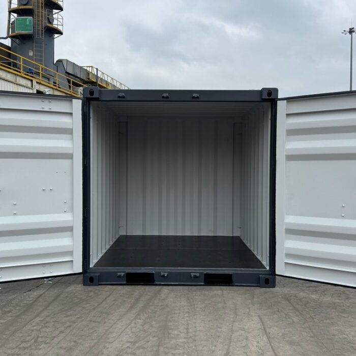 8-Fuß-Container mit weit geöffneten Türen und Blick in den leeren Innenraum
