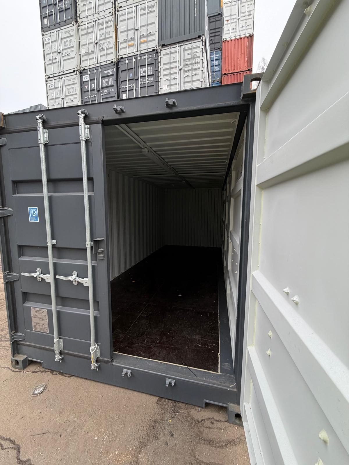 20-Fuß-Container mit geöffneter Tür, Blick in den leeren Innenraum