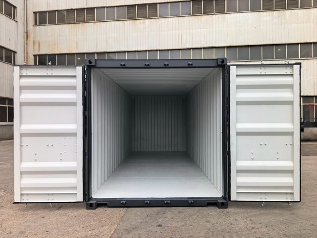 Innenraum eines 20-Fuß-Containers mit Stahlboden – der helle Stahlboden ersetzt die sonst übliche dunkle Sperrholzplatte