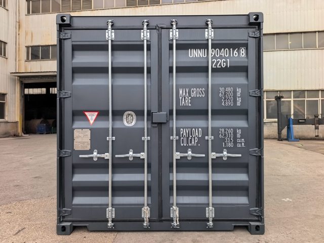 Stirnseite eines 20-Fuß-Containers mit Stahlboden, Typenschild mit 33,5 m³ Rauminhalt und 28.260 kg Nutzlast