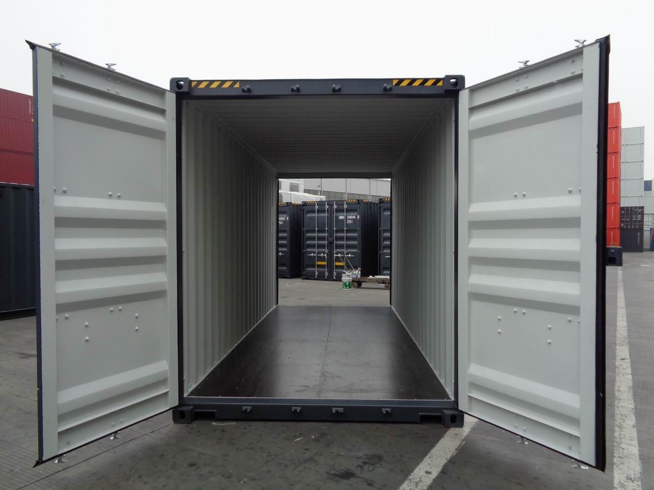 20-Fuß-High-Cube-Double-Door-Container mit beidseitig geöffneten Türen – der Blick geht quer durch den Container hindurch