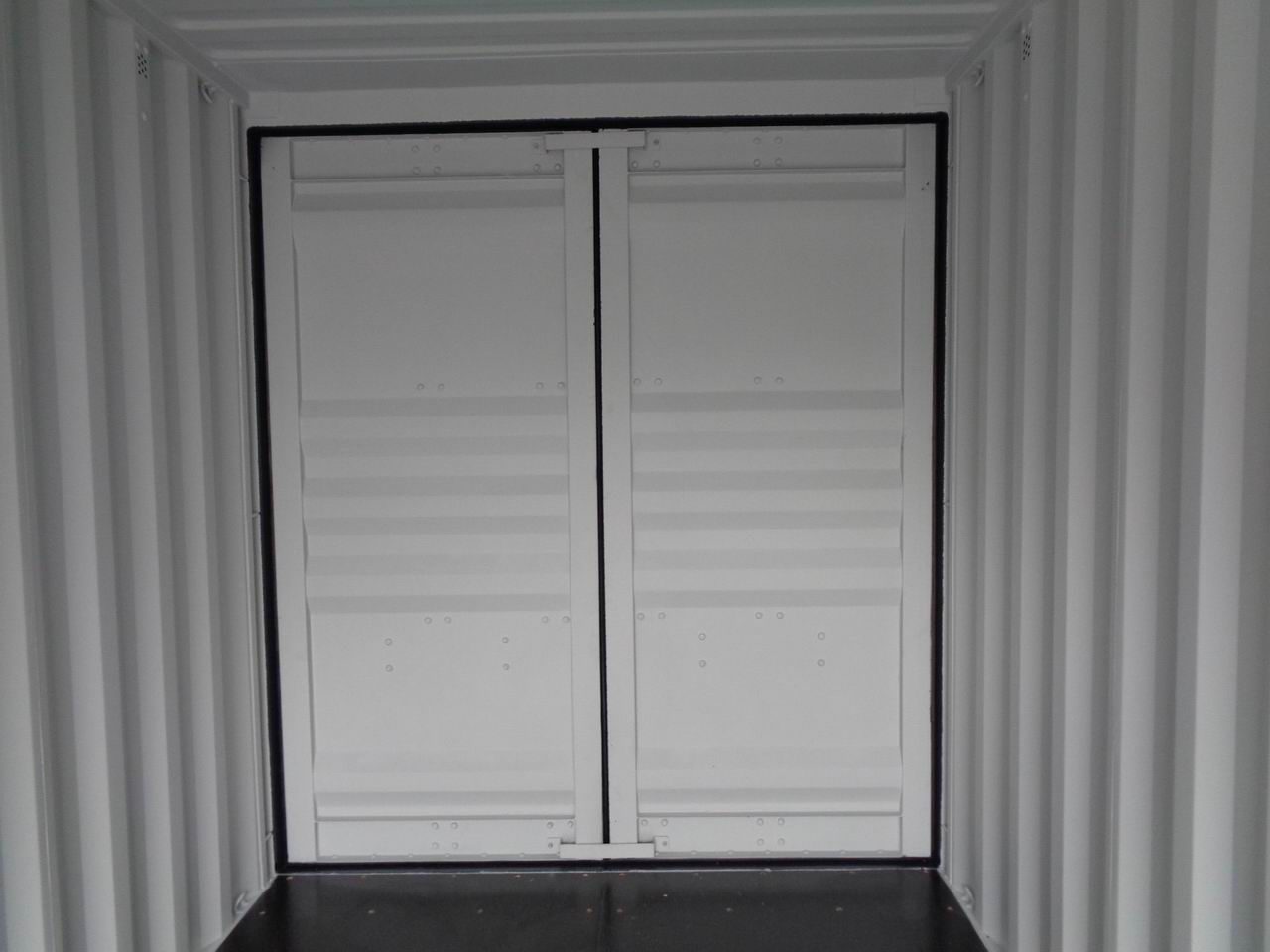 Innenraum eines 20-Fuß-Double-Door-Containers: an der gegenüberliegenden Stirnseite sitzt ein zweites Türpaar statt einer Wand