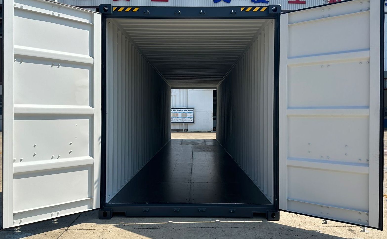 Blick durch einen geöffneten 40-Fuß-Double-Door-Container – am anderen Ende fällt Tageslicht durch die zweite Türöffnung