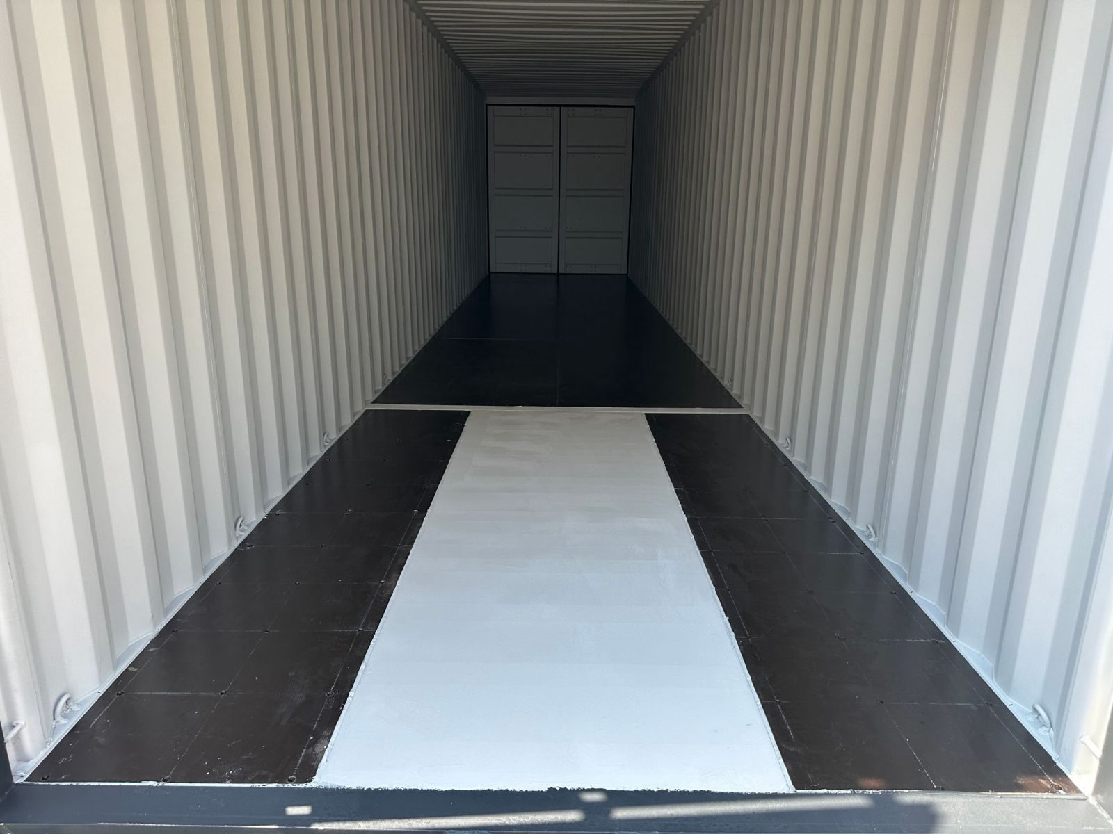 Innenraum eines 40-Fuß-Double-Door-Containers: an der gegenüberliegenden Stirnseite sitzt ein zweites Türpaar statt einer Wand