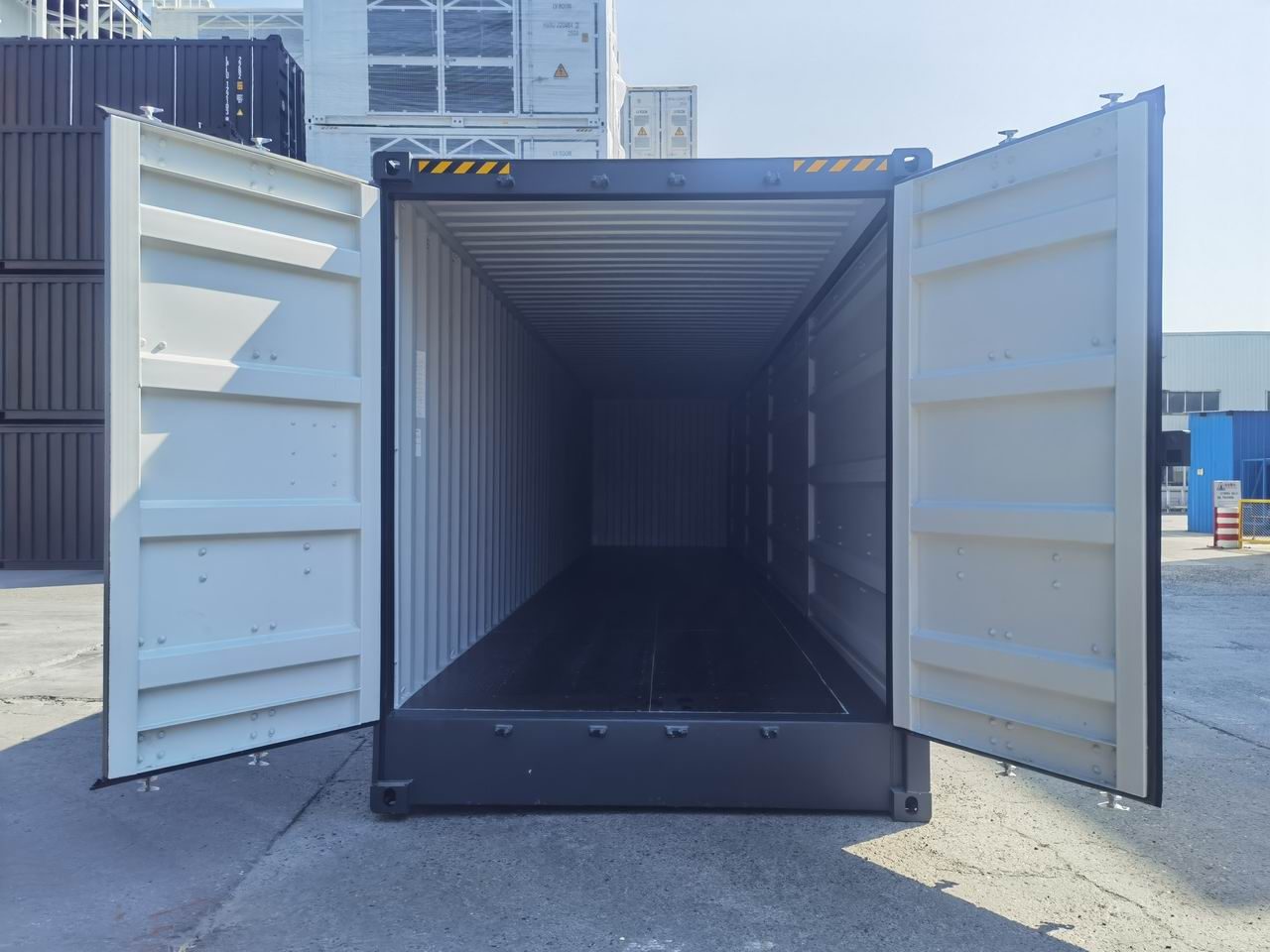 40-Fuß-High-Cube-Side-Door-Container mit geöffneten Stirntüren, Blick ins Innere