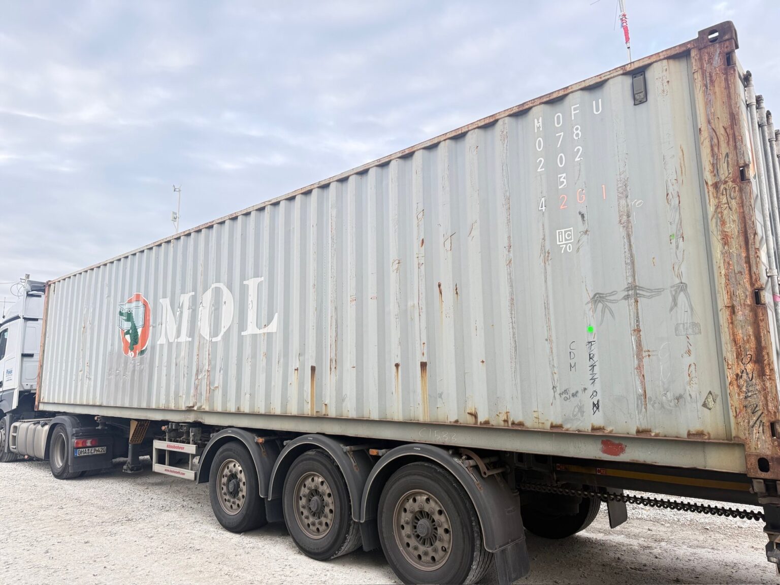 Gebrauchter 40-Fuß-High-Cube-Container mit Rostspuren auf einem Auflieger