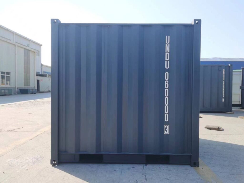 Seitenwand eines 6-Fuß-Containers in Anthrazit auf einem Werksgelände