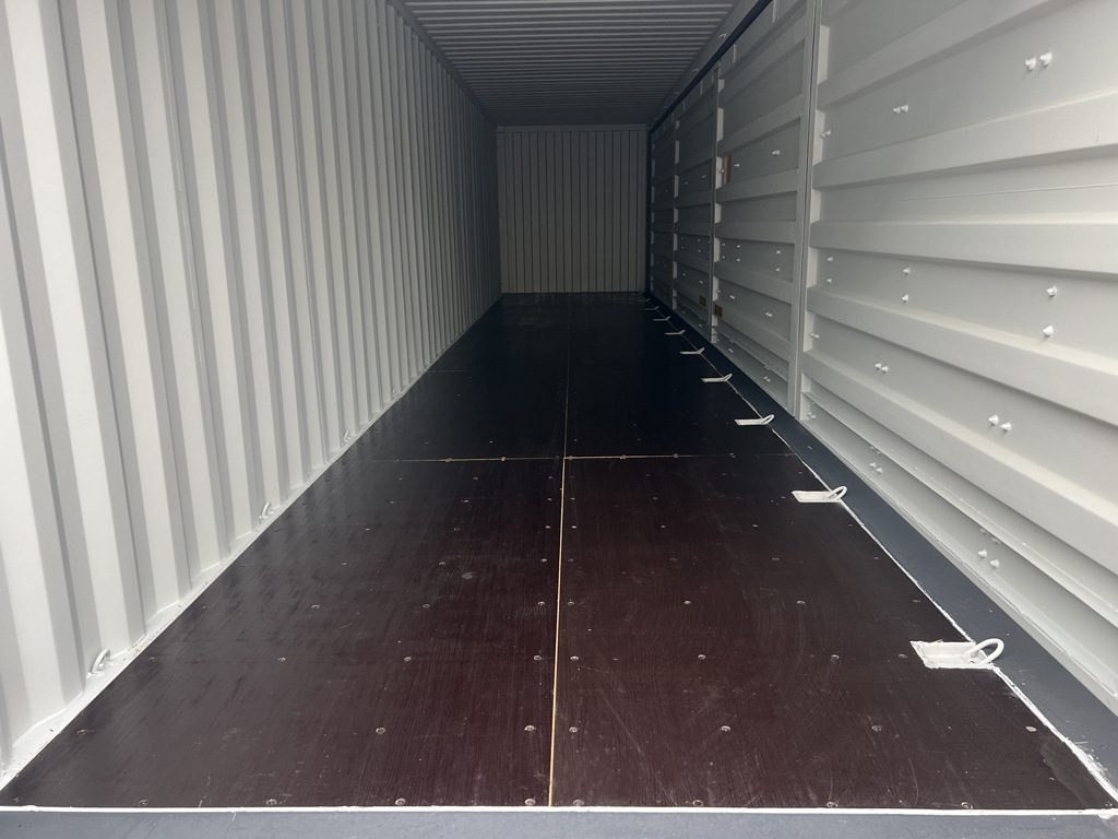Innenraum eines 40-Fuß-Side-Door-Containers: Holzboden mit Zurrösen, rechts die Innenseite der Seitentüren