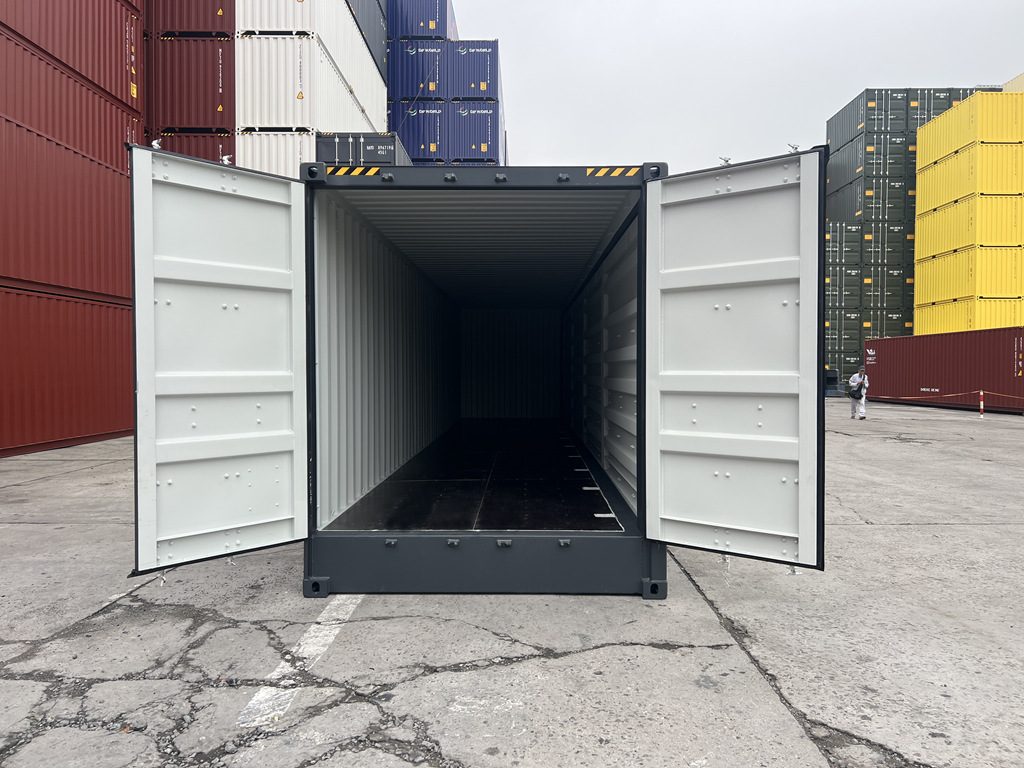 40-Fuß-High-Cube-Side-Door-Container in Anthrazit mit geöffneten Stirntüren, Blick durch den Innenraum
