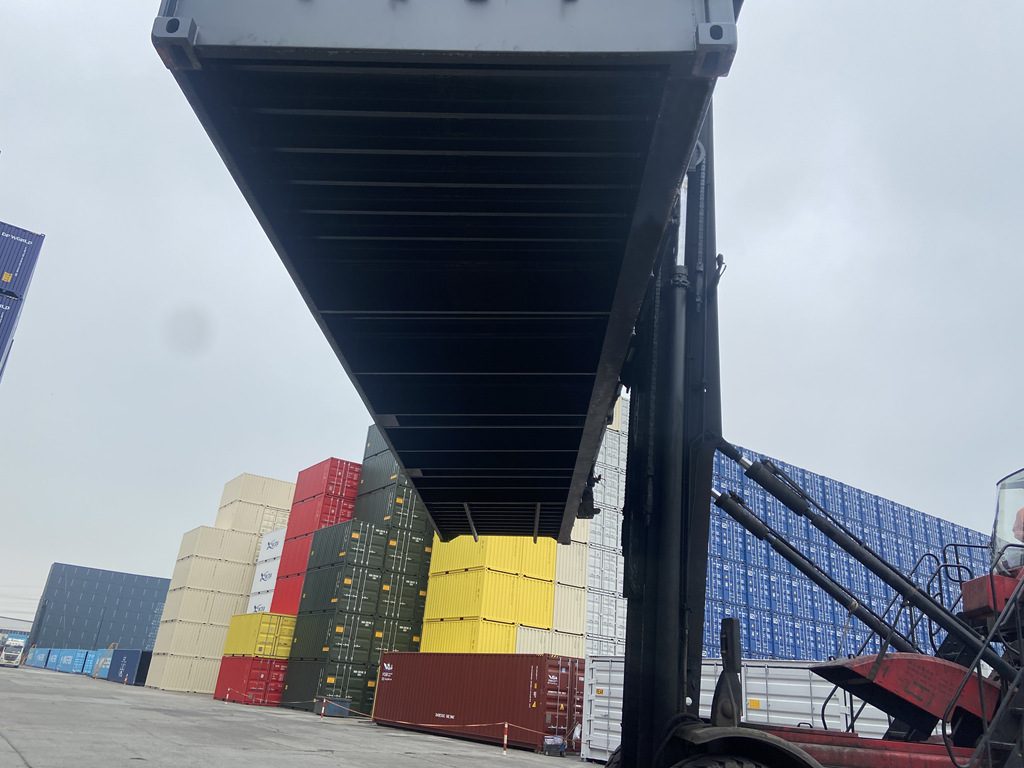 40-Fuß-High-Cube-Side-Door-Container am Containerstapler, Blick auf den Unterboden