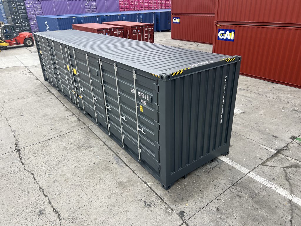 Neuwertiger 40-Fuß-High-Cube-Side-Door-Container in Anthrazit (RAL 7016) von schräg vorn, Türreihe der Längsseite geschlossen